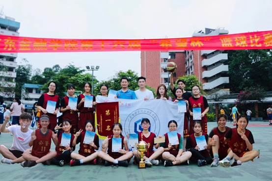 大三女篮夺冠照片